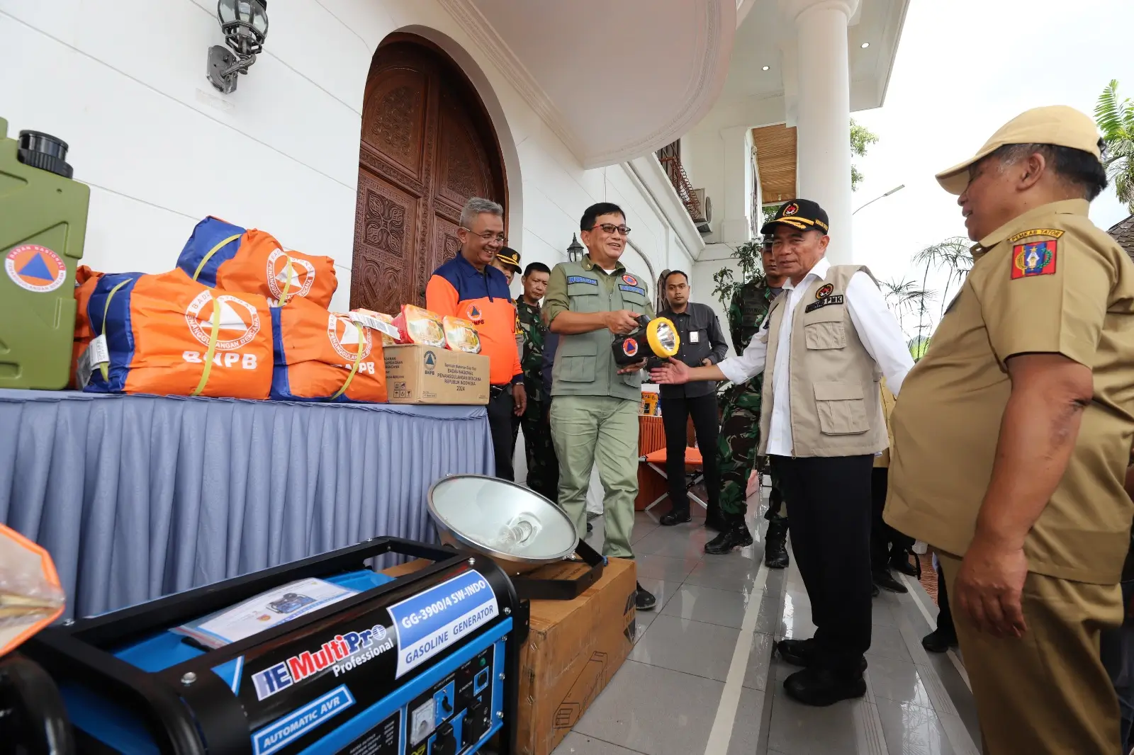 BNPB juga menyerahkan bantuan peralatan dan logistik kepada Pemerintah Kabupaten Tana Toraja guna penanggulangan bencana antara lain tenda keluarga, tenda pengungsi, velbed, light tower, genset, pompa alkon, penjernih air, gergaji mesin, dan senter evakuasi. 